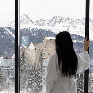 Dieser Ausblick lädt zum Träumen ein! Von unserem Panorama Wellness & SPA Bereich genießt man einen atemberaubenden Blick auf Schloss Naudersberg und die umliegenden Berge. . A view to dream of!